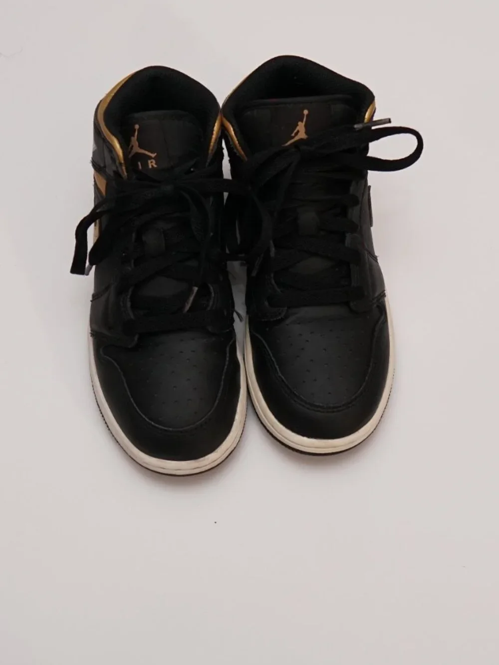 Nike Boys Air Jordan 1 Mid DQ8424-071 Black Gold-Tone Sneaker Size 3Y